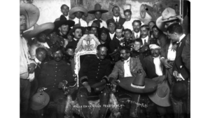 Pancho Villa sentado en la silla presidencial