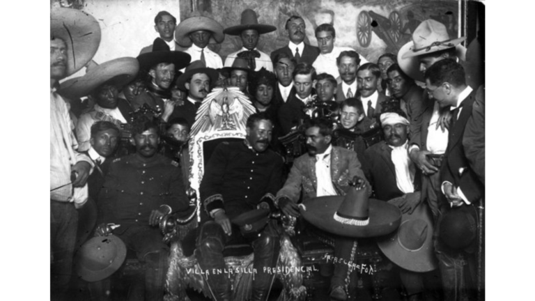 Pancho Villa sentado en la silla presidencial